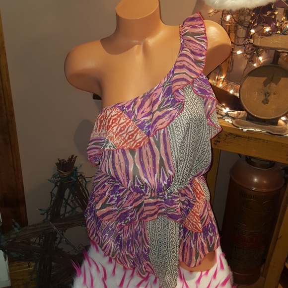 bebe Tops - Bebe ruffle one shoulder top S